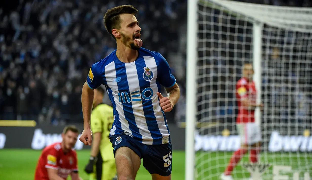 Fabio Vieira. Gelandang serang berusia 22 tahun ini baru saja didatangkan Arsenal dari FC Porto yang akan membela The Gunners mulai musim 2022/2023 dengan nilai transfer sebesar 35 juta euro. Selama 3 musim memperkuat FC Porto, ia total tampil dalam 76 laga di semua ajang dengan torehan 10 gol dan 18 assist. (AFP/Miguel Riopa)