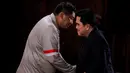 Ketua Umum PSSI, Erick Thohir (kanan) bersalaman dengan Ketua Steering Committee (SC) Piala Presiden 2025, Maruarar Sirait (kiri) dalam acara Malam Penutupan Piala Presiden 2025 di Studio 8 SCTV Tower, Senayan City, Minggu (12/04/2026) malam WIB. (Bola.com/Bagaskara Lazuardi)