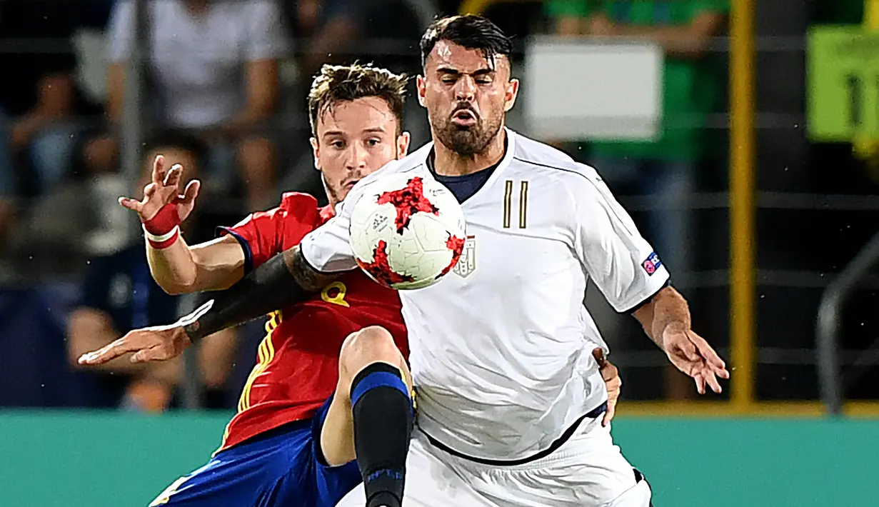 Gelandang Spanyol, Saul Niguez,berebut bola dengan striker Italia, Andrea Petagna, pada laga semifinal Piala Eropa U-21 di Stadion Miejski, Polandia, Selasa (27/6/2017). Spanyol menang 3-1 atas Italia. (AFP/Janek Skarzynski)