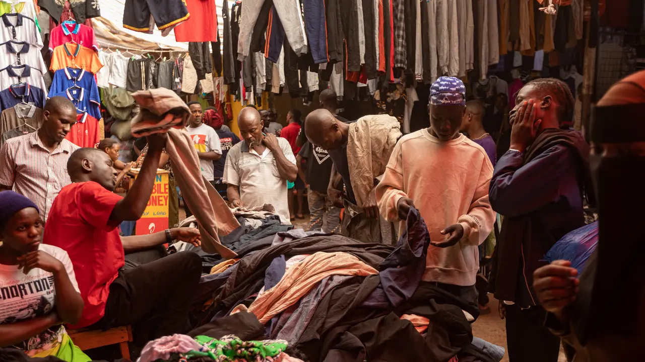 Uganda Deklarasikan Perang Terhadap Pakaian Bekas