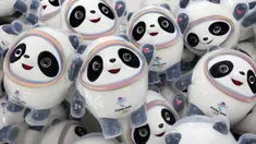Boneka mainan maskot Olimpiade Musim Dingin Beijing 2022 Bing Dwen Dwen terlihat di sebuah pabrik di Nantong di provinsi Jiangsu Timur, China (8/2/2022). (AFP Photo/STR)
