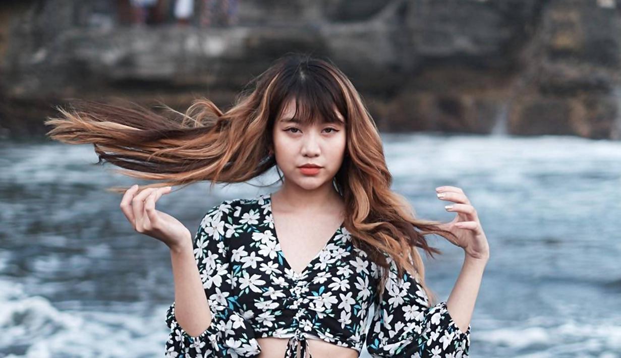 Memiliki hobi travelling, dalam berbagai unggahan Instagramnya, banyak berbagai momen serunya menjalani liburan. Baik itu saat di Bali hingga berbagai tempat seru lainnya. Seperti halnya beberapa waktu lalu, ia bersama keluarganya menikmati liburan bersama di Bali, Dalam Instagramnya ia membagikan potretnya saat berada di Pantai Pandawa. (Liputan6.com/IG/@gheaindrawari)