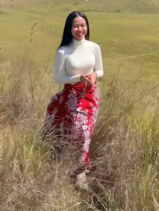 Yura Yunita tampil dengan atasan turtle neck putih lengan panjang, dipadukan bawahan kain merah bercorak putih. [@yurayunita]