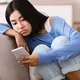 Ilustrasi perempuan dengan wajah kusam akibat paparan blue light dari smartphone ©Milkos