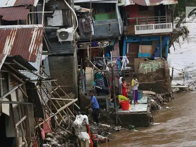 Warga beraktivitas di bantaran Sungai Ciliwung, Manggarai, Jakarta, Selasa (13/2). Pemprov DKI akan melanjutkan program normalisasi sungai sehingga bantaran sungai terbebas dari hunian warga serta upaya mengurangi banjir. (Liputan6.com/Immanuel Antonius)