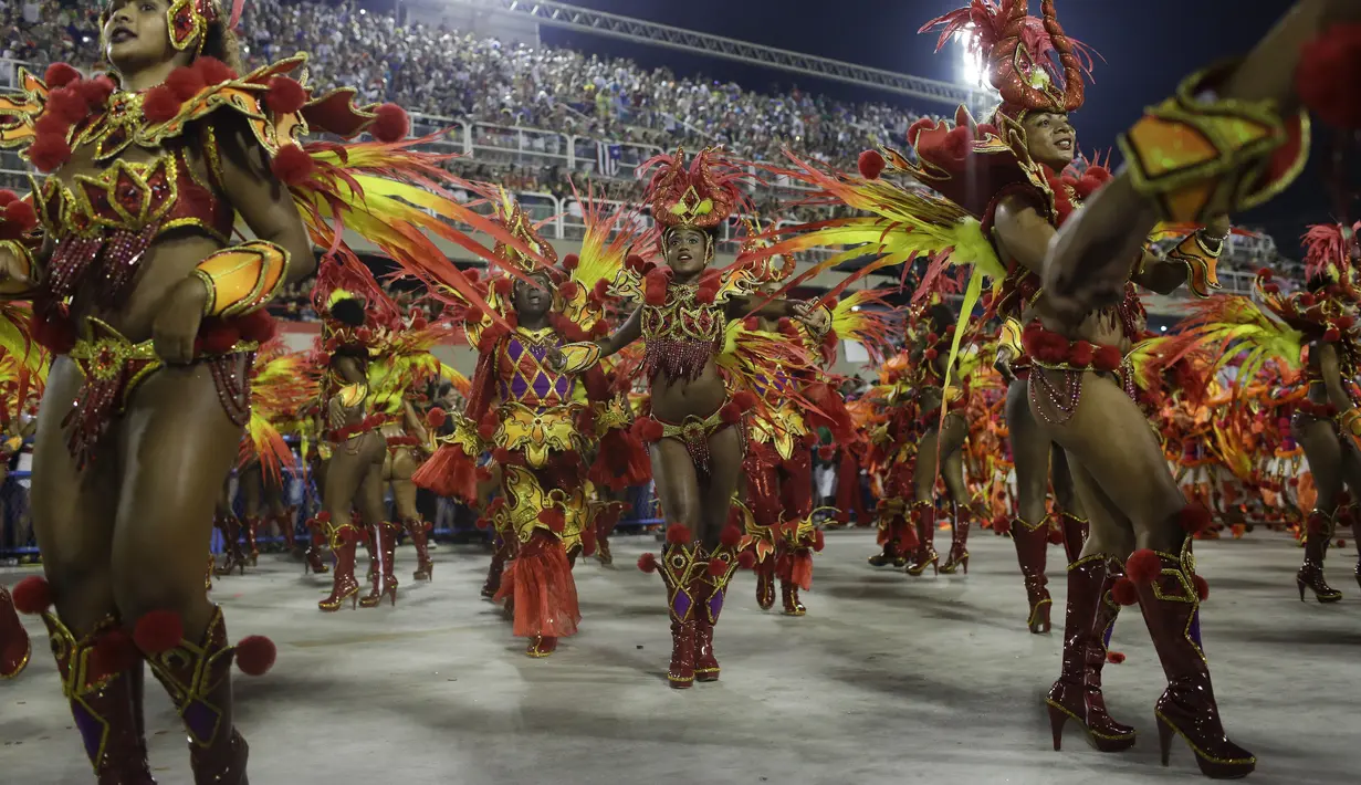 Peserta dari Salgueiro ikut dalam Karnaval Samba di Sambadrome, Rio de Janeiro, Brasil, Senin (27/2). Karnaval Samba dimeriahkan oleh hampir seluruh sekolah samba di Brasil. (AP Photo / Leo Correa)