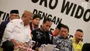 Capres nomor 01 Joko Widodo menghadiri acara silaturahmi dengan relawan dan Tim Kampanye Daerah di Gorontalo, Kamis (28/2). Acara dihadiri para caleg daerah dari partai pendukung pasangan Jokowi-Ma'ruf dan para relawan. (Liputan6.com/Arfandi Ibrahim)