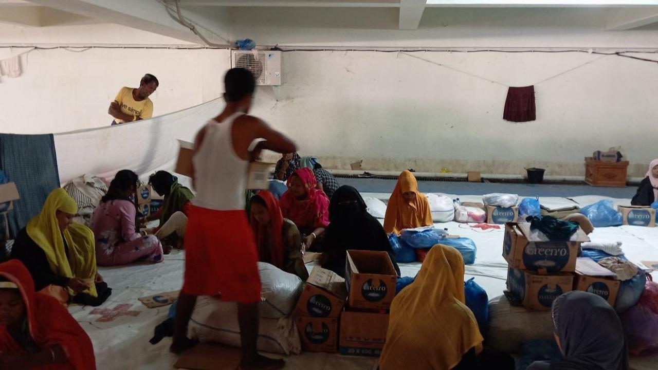 Setiap penumpang kapal diharuskan membayar tiket kepada agen sejumlah 100.000 Taka Bangladesh atau sekitar Rp14 juta.&nbsp;