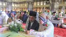 Program ini bertujuan untuk memfasilitasi pasangan, terutama mereka yang telah menikah secara agama namun belum sah secara hukum negara. Isbat ini agar pernikahan mereka tercatat resmi di Kantor Urusan Agama (KUA). Tampak dalam foto, pasangan pengantin mengikuti Isbat nikah massal 2025 di Mesjid Istiqlal, Jakarta, Rabu (3/12/2025). (merdeka.com/Arie Basuki)