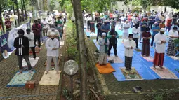 Warga melaksanakan salat Jumat berjemaah di Masjid Raya Cinere, Depok, Jumat (5/6/2020). Umat muslim di sejumlah wilayah Jabodetabek menunaikan salat Jumat perdana dengan menerapkan protokol pencegahan COVID-19 setelah dua bulan kegiatan ibadah di masjid ditiadakan. (merdeka.com/Arie Basuki)