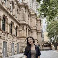Penampilan Sarah Menzel begitu natural. Gaya fashionnya juga terlihat casual di segala kesempatan. [Foto: Instagram/ Sarah Menzel]