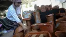 Beragam produk unik terbuat dari koran bekas dipamerkan saat Pekan Produk Kreatif Daerah (PPKD) di Lapangan Banteng, Jakarta, Jumat (29/5/2015). Acara tersebut digelar dari 29 Mei-2 Juni 2015. (Liputan6.com/Faizal Fanani)