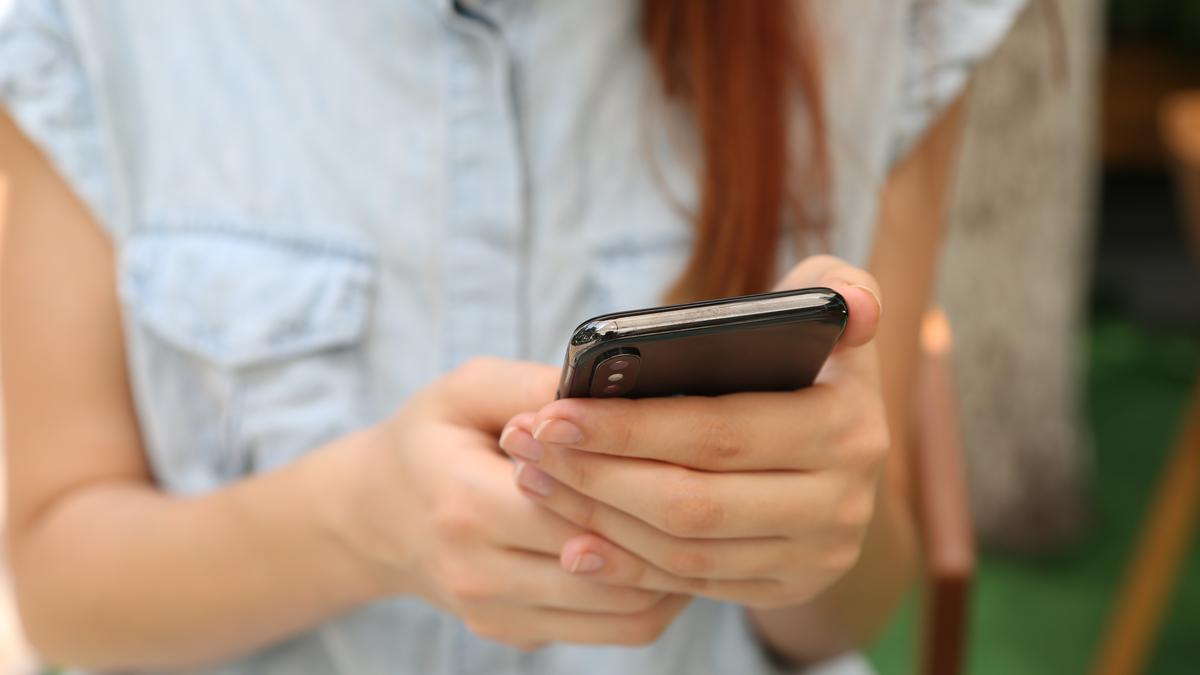 Mengenal Bahaya Doomscrolling dan Brain Rot