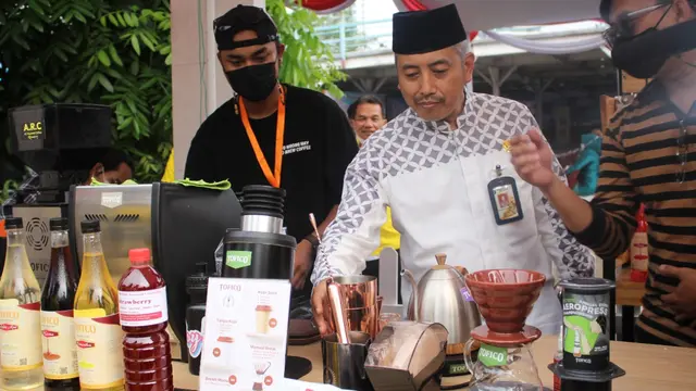 Wali Kota Jakarta Barat Yani Wahyu Purwoko saat menghadiri Festival Sentra Primer Barat