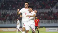Timnas Indonesia U-19 melaju ke semifinal Piala AFF U-19 2024 dengan status juara Grup A setelah menang 6-2 atas Timor Leste U-19 pada matchday ketiga di Stadion Gelora Bung Tomo, Surabaya. Selasa (23/7/2024). Enam gol tim besutan Indra Sjafri dihasilkan oleh Jens Raven (18', 26'), bunuh diri Alexandre Oscar (45+1'), Kadek Arel (51'), Arkhan Kaka (53') dan Kafiatur Rizky (56'). Sementara dua gol Timor Leste U-19 tercipta lewat eksekusi penalti Ricardo Rorinho (23') dan Alexandro Bahkito (86'). Hasil ini menjadikan Indonesia terhindar dari pertemuan dengan Australia di babak semifinal. (Bola.com/Aditya Wany)