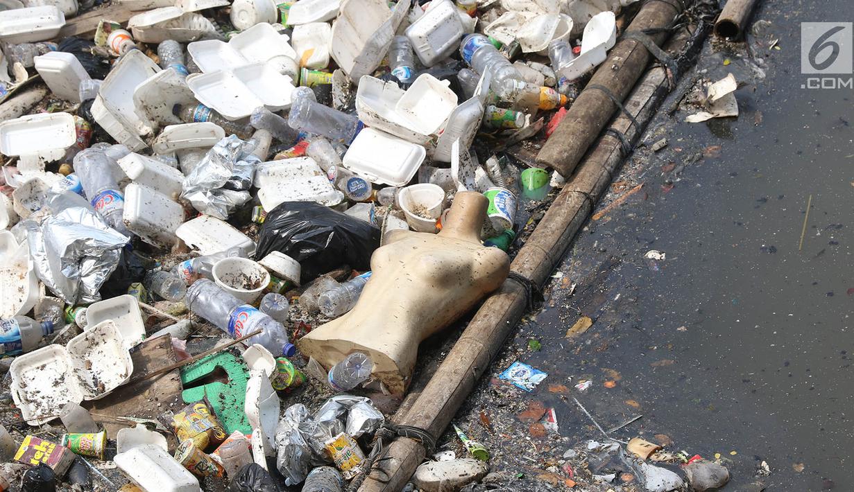 Sebuah manekin terlihat di antara tumpukan sampah di Kali Cideng, Jakarta Pusat, Senin (11/9). Selain penampakannya yang tidak nyaman dipandang, bau yang menyengat juga mengganggu warga yang melintas di kawasan tersebut. (Liputan6.com/Immanuel Antonius)