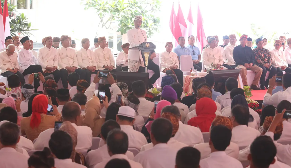 Presiden Joko Widodo atau Jokowi memberikan sambutan seusai dianugerahi gelar Pinisepuh dari Paguyuban Pasundan di Bandung, Minggu (11/11). Jokowi mengenakan pakaian adat Sunda saat menerima gelar Pinisepuh. (Liputan6.com/Angga Yuniar)