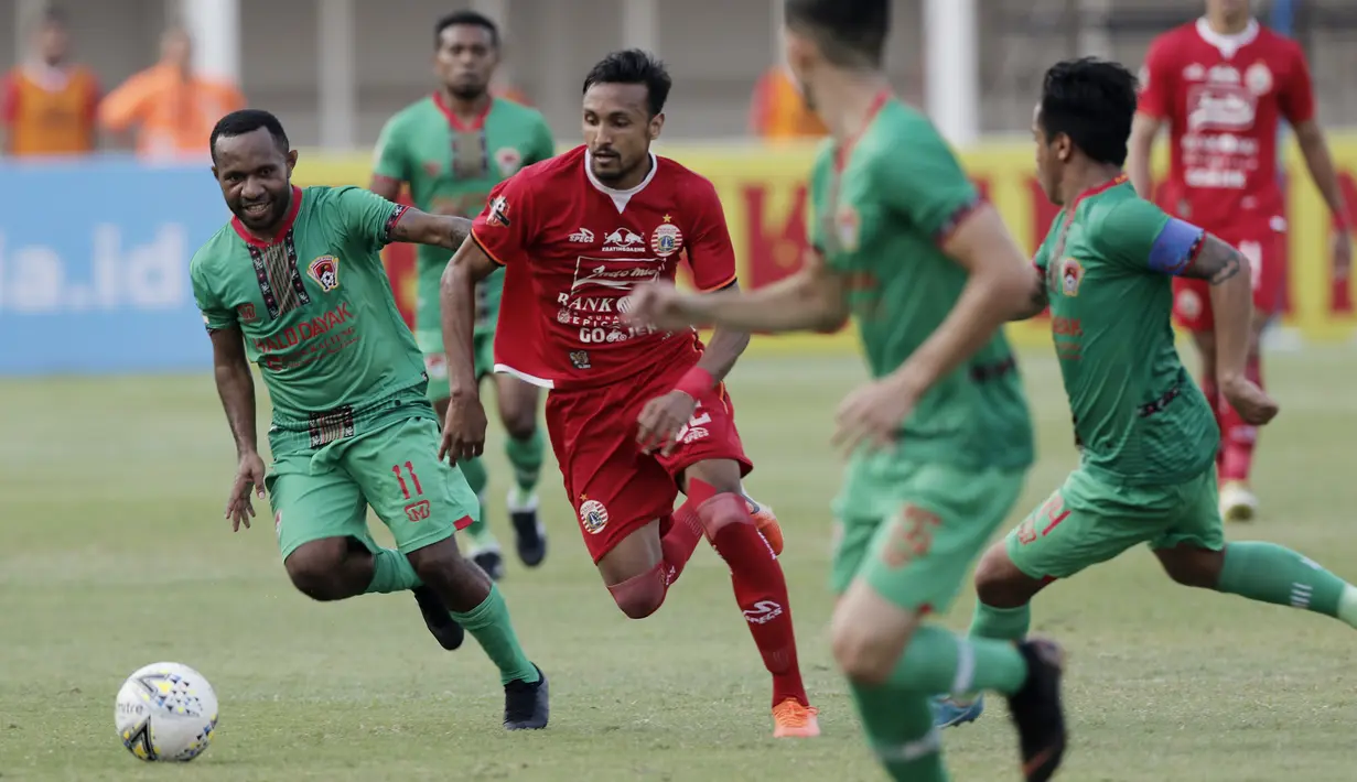 Gelandang Persija Jakarta, Rohit Chand, berusaha melewati pemain Kalteng Putra pada laga Liga 1 2019 di Stadion Madya, Jakarta, Selasa (20/8). Persija menang 3-0 atas Kalteng Putra. (Bola.com/M Iqbal Ichsan)