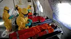  Petugas memeriksa seseorang yang terindefikasi terjangkit wabah saat mengikuti simulasi penanggulangan Public Health Emergency of International Concern (PHEIC) di Tanjung Priok, Jakarta, Kamis (14/4). (Liputan6.com/Faizal Fanani)