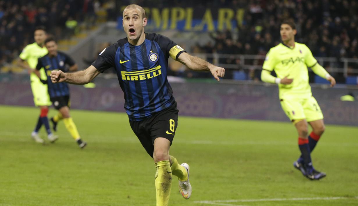 Pemain Inter Milan, Rodrigo Sebastian Palacio saat merayakan gol  ke gawang Bologna pada laga Coppa Italia di  Giuseppe Meazza, Milan, (17/1/2017). Inter Milan 3-2.  (AP/Luca Bruno)