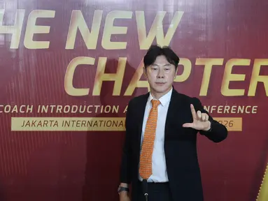 Persija resmi memperkenalkan Shin Tae-yong untuk menggantikan Mauricio Souza dalam konferensi pers di Jakarta International Stadoum (JIS), Jakarta Utara, pada Senin (8/6/2026). (Bola.com/M Iqbal Ichsan)