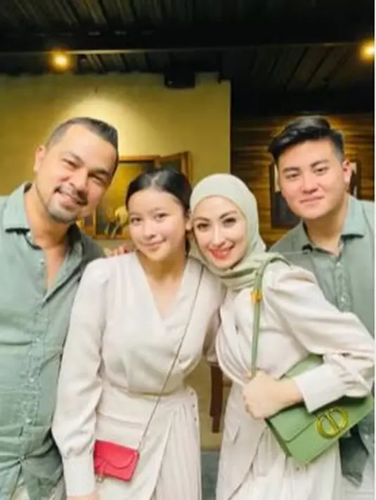 Kekompakan diperlihatkan bukan saja antara Anissa Trihapsari dengan putrinya saja, Aquene. Bahkan, Sultan Djorghi dengan putra sambungnya tak mau ketinggalan, mereka pun mengenakan atasan dengan bentuk dan warna yang sama. (Foto: Instagram/@djorghisultan)