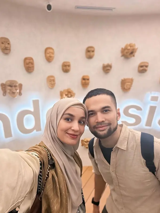 Gaya Layering Modest Shireen Sungkar Saat Berkunjung ke World Expo 2025 di Osaka, Perpaduan Elegansi dan Kasual untuk Travelling