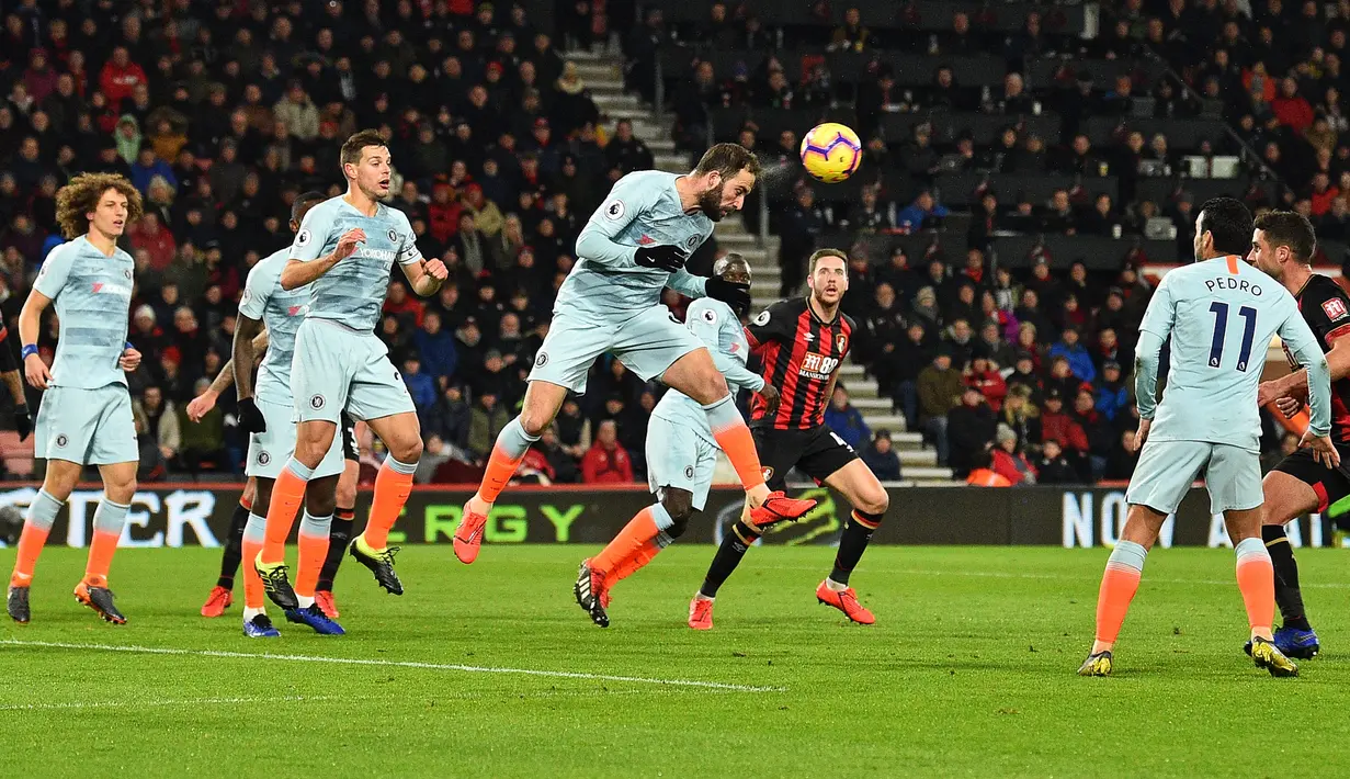 Striker Chelsea, Gonzalo Higuain (tengah) menyundul bola saat bertanding melawan Bournemouth pada lanjutan pekan ke-24 Premier League 2018-2019 di Bournemouth, Inggris, Rabu (30/1). Chelsea kalah 4-0. (Glyn KIRK/AFP)