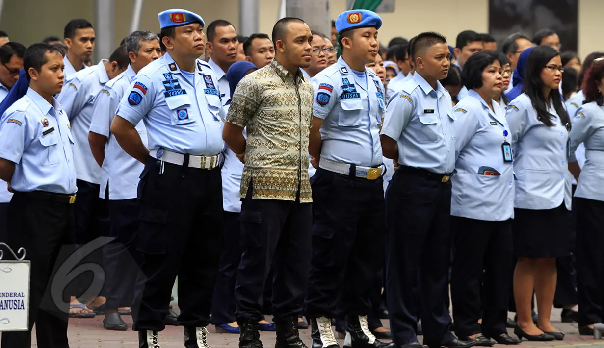 Sipir LP Kelas IIA Banceuy Bandung, yang menjadi tersangka peredaran narkoba di lapas, Dedi Romadi (tengah) mengikuti Upacara pemecatan, di Lapangan Kantor Kemenkumham, Kuningan, Jakarta, Senin (1/6/2015). (Liputan6.com/Johan Tallo) 