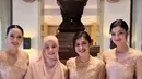 Hesty Purwadinata tampil kompak dengan Natasha Rizky kenakan kebaya panjang dan kain tenun [@hestypurwadinata]