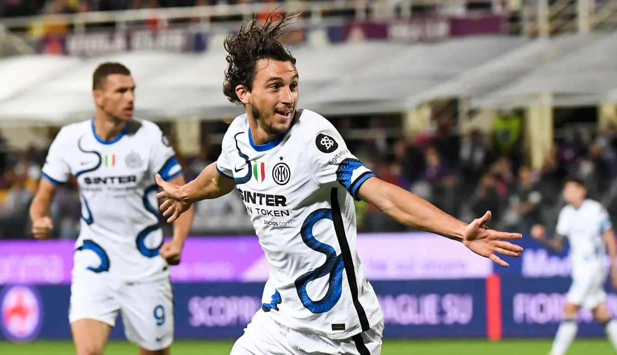 Inter Milan mampu keluar dari tekanan Fiorentina dan samakan kedudukan saat babak kedua sedang berjalan tujuh menit. Matteo Darmain sukses melesatkan sepakan mendatar ke tiang jauh gawang Fiorentina. (AFP/Andreas Solaro)