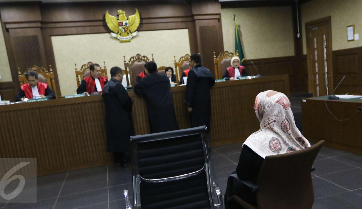 Mantan Gubernur Banten Ratu Atut Chosiyah saat menjalani sidang perdana di Pengadilan Tipikor, Jakarta, Rabu (8/3). Selain Atut, KPK juga telah menetapkan adik kandungnya, Tubagus Chaeri Wardana alias Wawan. (Liputan6.com/Helmi Afandi)