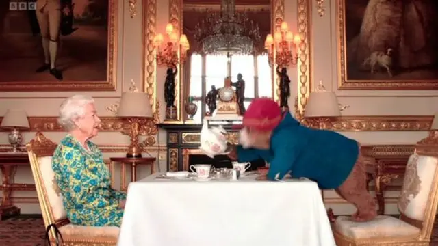 5 Momen TV Ikonik Ratu Elizabeth II, Bertemu James Bond di Olimpiade 2012 hingga Minum Teh Bersama Beruang Paddington
