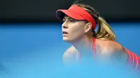 Petenis Rusia Maria Sharapova saat bertanding melawn Eugenie Bouchard dari Kanada pada tenis Australia Terbuka 2015 di Melbourne 27 Januari 2015. Maria Sharapova menyatakan pensiun pada Rabu 26 Februari 2020. (AFP/Paul Crock)