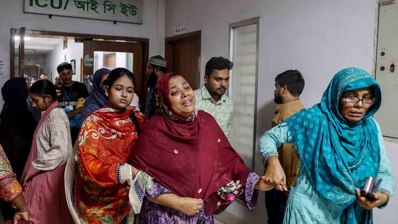 FOTO: Pesawat Latih AU Bangladeh  Jatuh di Sekolah, 25 Tewas
