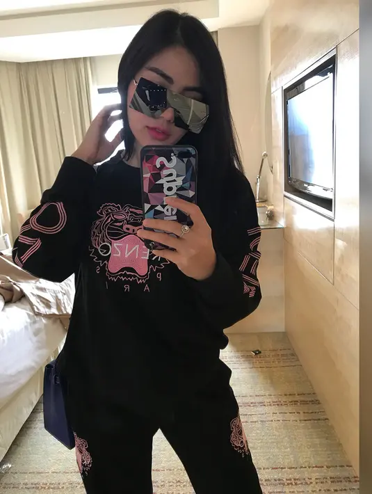 "Terimakasih untuk keluarga kecilku yang selalu menyempurnakan hidupku 💋 terimakasih anak2ku sayang yang udaah hadiir dan mendoakan ka bella sekeluarga , semoga doanya dijabah oleh Allah Swt aamiin 🙏🏻🙏🏻," lanjutnya. (Instagram/bellashofie5292)