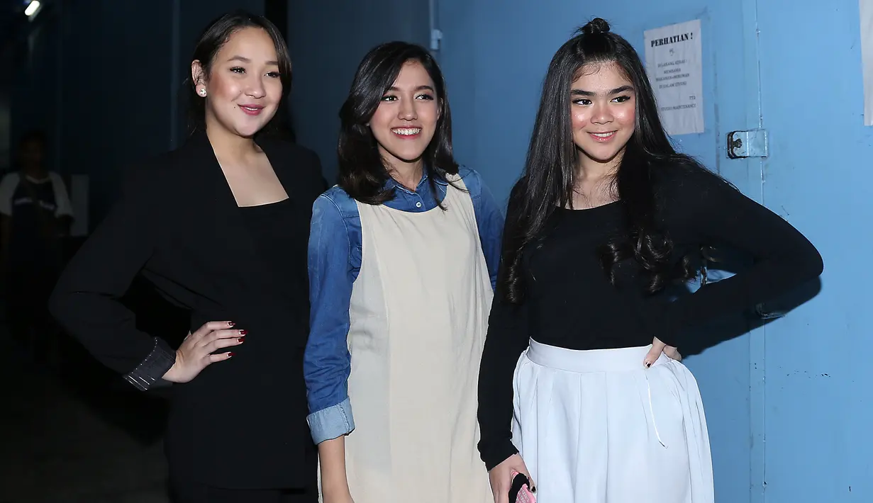 "Biasanya sih kalau berantem gitu masalah waktu sih ya. Kalau dulu kaya masalah kostum atau apa. Tapi semakin ke sini kami belajar untuk saling mengerti satu sama lain. Mengurangi ego masing-masing," kata Sivia. (Andy Masela/Bintang.com)