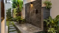 7 Desain Tempat Wudhu di Samping Rumah dengan Lantai Batu Bertekstur, Jadikan Inspirasi