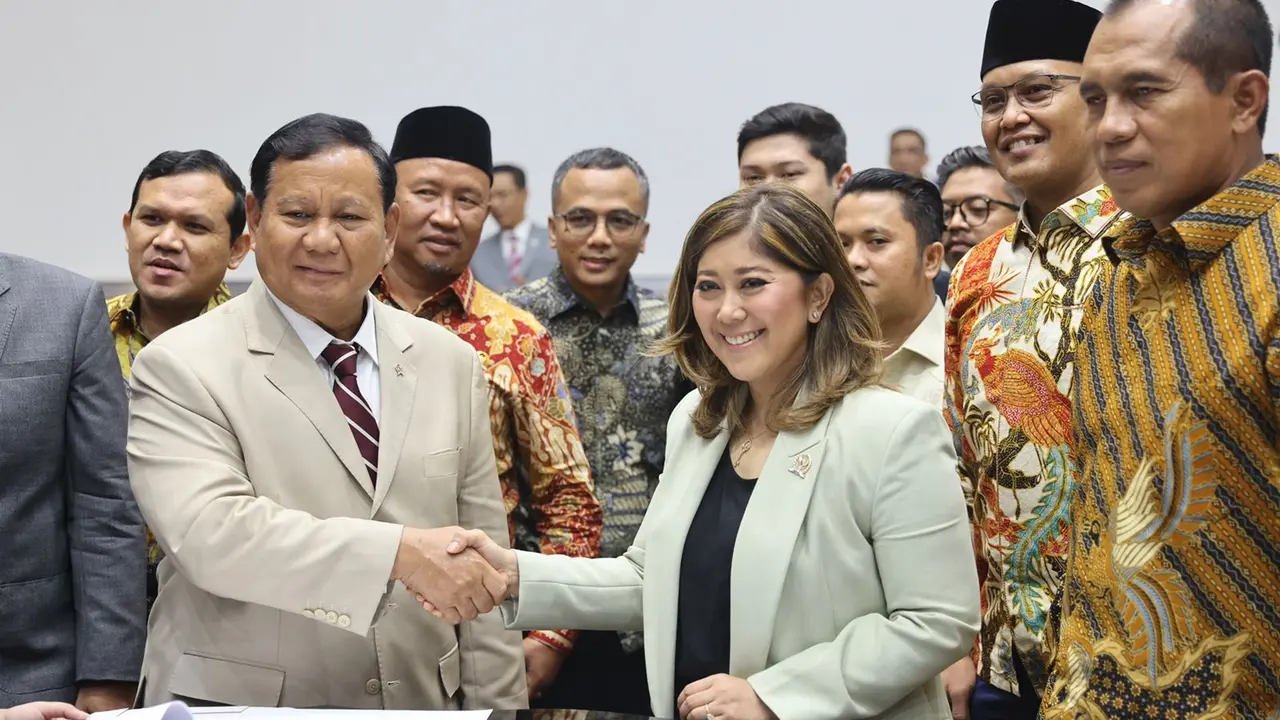 Menteri Pertahanan (Menhan) Republik Indonesia Prabowo Subianto bersama Komisi I DPR RI RUU Tentang Kerja Sama Bidang Pertahanan, antara Republik Indonesia-Singapura dan Republik Indonesia-Republik Fiji.