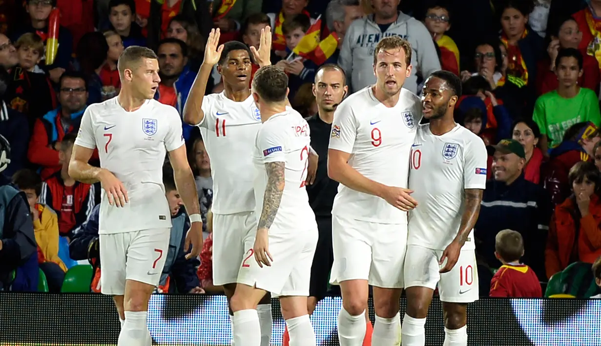 Striker Inggris, Marcus Marcus Rashford (kedua kiri) berselebrasi usai mencetak gol ke gawang Spanyol pada Grup 4 UEFA Nations League 2018 di stadion Benito Villamarin, Sevilla (15/10). Inggris menang 3-2 atas Spanyol. (AFP Photo/Cristina Quicler)
