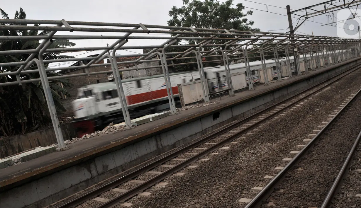 Kereta melintasi Stasiun Buaran lama yang sudah tidak beroperasi di Jakarta, Selasa (8/10/2019). Stasiun Buaran lama yang saat ini sudah usang belum juga dilakukan pembongkaran oleh pihak terkait. (merdeka.com/Iqbal Nugroho)