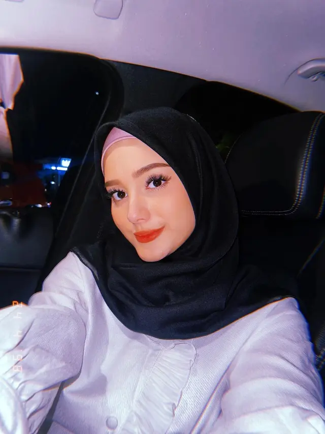 Istri Aditya Zoni, Yasmine Ow tampil cantik menggunakan hijab.
