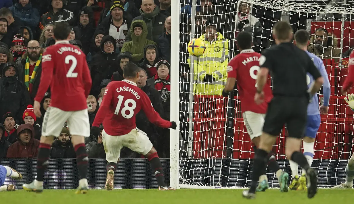 <p>Gelandang Manchester United, Casemiro (kedua kiri) saat mencetak gol ke gawang Bournemouth pada pertandingan lanjutan Liga Inggris di Old Trafford di Manchester, Inggris, Rabu (4/1/2023). Manchester United menang telak atas Bournemouth dengan skor 3-0. (AP Photo/Dave Thompson)</p>