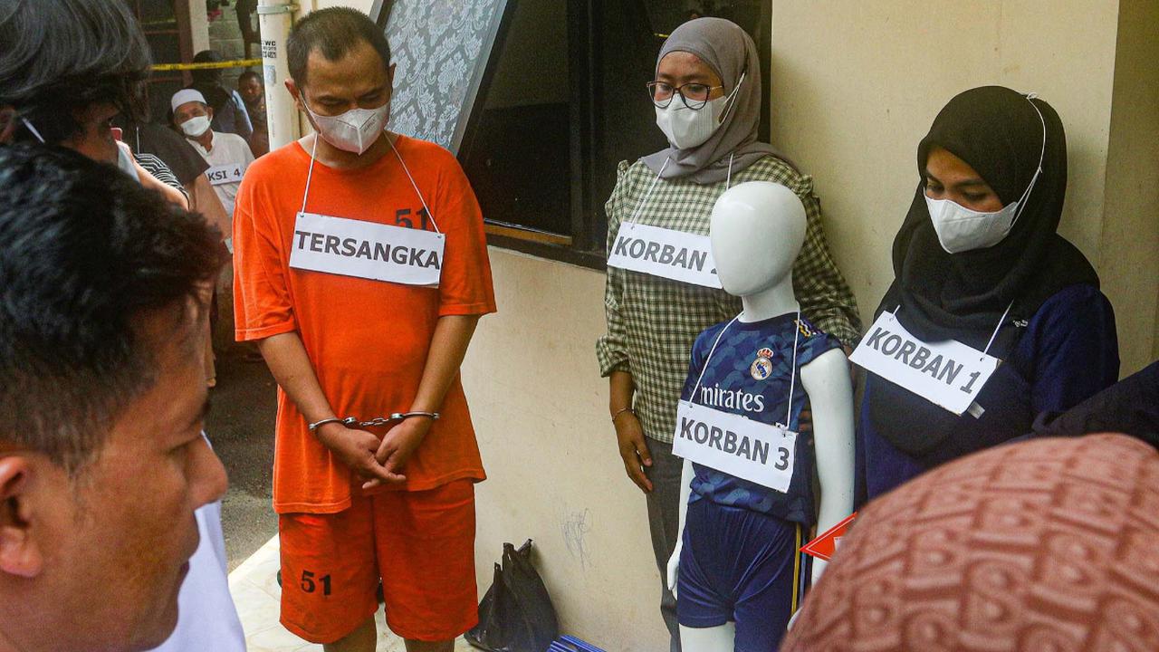 Ada 10 adegan KDRT dilakukan Panca terhadap istrinya berinisial DM. Dimulai dengan Panca menyisir rambut istrinya.<br>