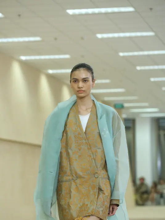Mengambil inspirasi dari interaksi menawan antara kesederhanaan kehidupan pesisir yang tenang dan energi dunia global yang dinamis menjadi tema yang diangkat oleh Sapto Djojokartiko. [Foto: Fimela.com/ Adrian Putra]