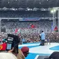 Capres nomor urut 2 Prabowo Subianto menyampaikan orasi politik saat kampanye akbar Prabowo-Gibran di Stadion GBK, Senayan, Jakarta, Sabtu (10/2/2024). Sejumlah pendukung terlihat pingsan lantaran banyaknya massa yang hadir. (Liputan6.com/Ady Anugrahadi)