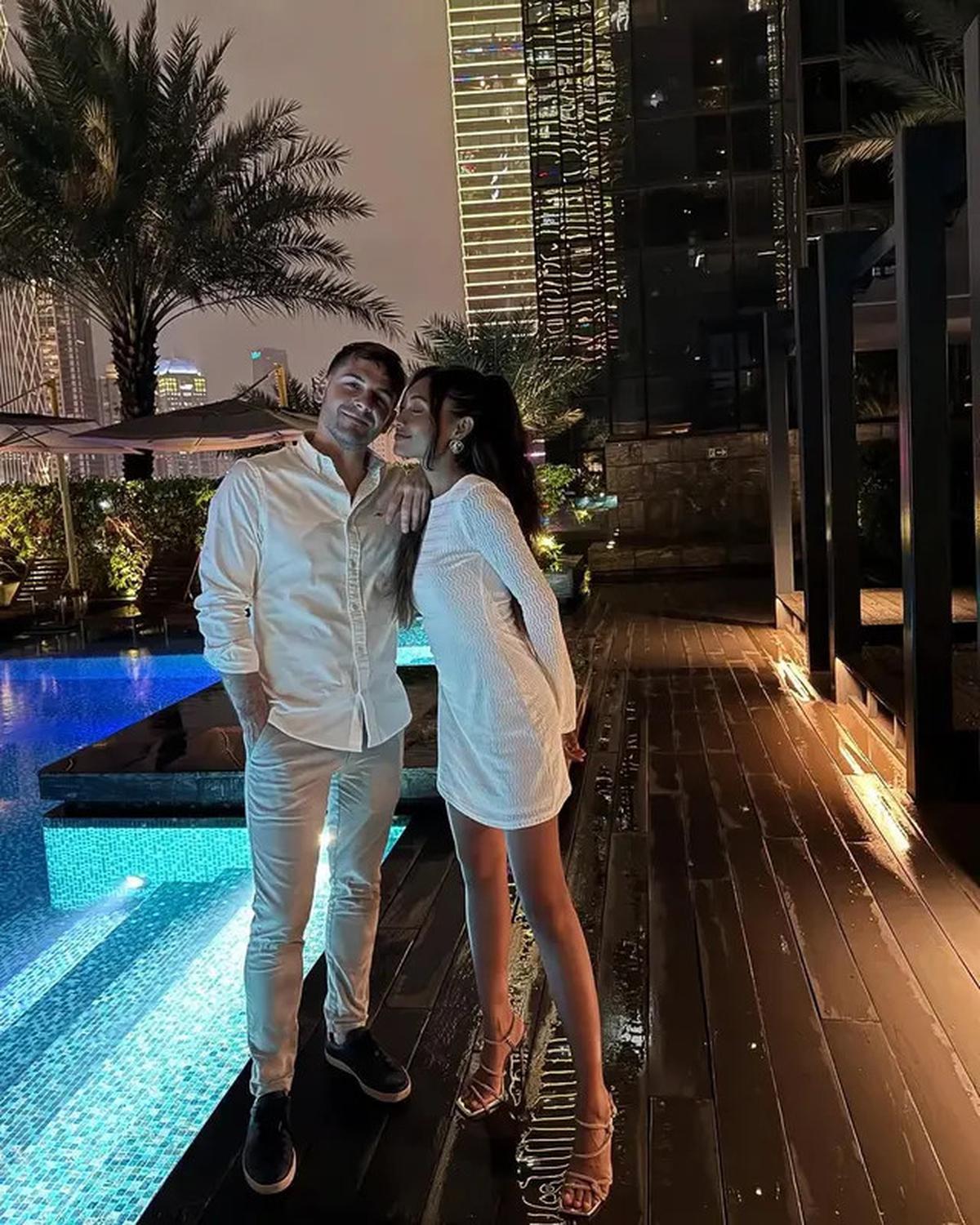 Gaya Novia Bachmid Go Public Pacar Bule-nya, Kompak Serba Putih saat Makan Malam Romantis