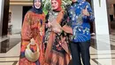 Chintami Atmanegara jadi salah satu artis senior yang hadir di acara ini. Ia tampil dengan dress colorful dan hijab warna biru navy. [@chintamiatmanagara].