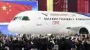 Para tamu mengambil gambar pesawat jet penumpang C919 yang dibuat oleh Commercial Aircraft Corp of China ( Comac) di Shanghai, China, (2/11/2015).  Comac meluncurkan Pesawat buatan Cina pertama dengan kapasitas 158 tempat duduk. (REUTERS/Stringer) 