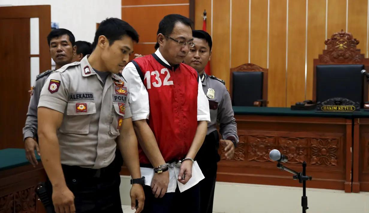 Wong Chi Ping (tengah) dikawal polisi saat memasuki ruang sidang di Pengadilan Negeri Jakarta Barat, Jumat (13/11/2015). Ini merupakan penyelundupan obat terbesar yang pernah terjadi di Indonesia. (REUTERS/Beawiharta)